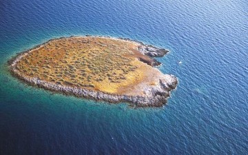 Εννιά ελληνικά νησιά … στο σφυρί