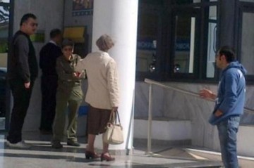 Ουρές έξω από τα ΑΤΜ της Κύπρου