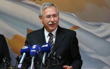 Η τρόικα απειλεί με «λουκέτο» την Κύπρου και τη Λαϊκή