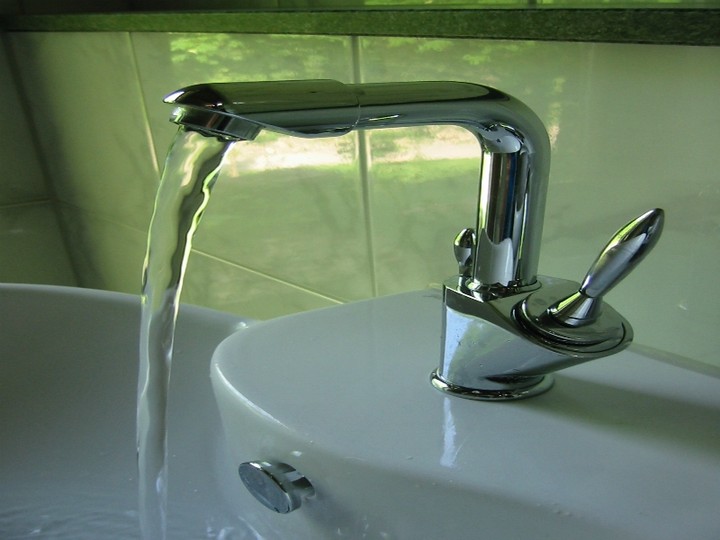 Ποιοι γλιτώνουν και πόσα από τα νέα τιμολόγια της ΕΥΔΑΠ - Πλήρης πίνακας