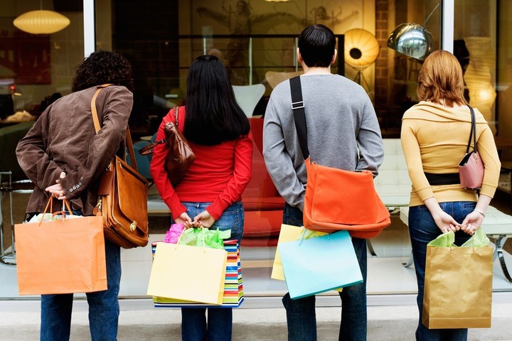 Από σήμερα το πασχαλινό ωράριο λειτουργίας των καταστημάτων