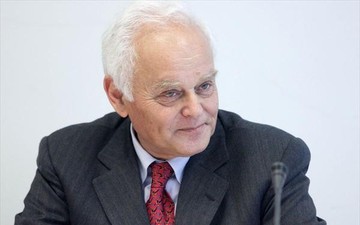 Αποσύρεται η επίμαχη διάταξη Μανιτάκη για τους συμβασιούχους