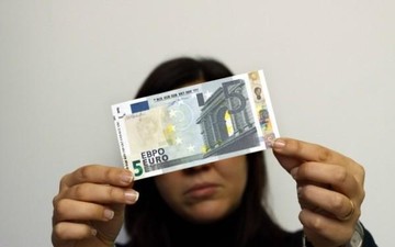 Πλαστό για τα μηχανήματα το νέο 5ευρω