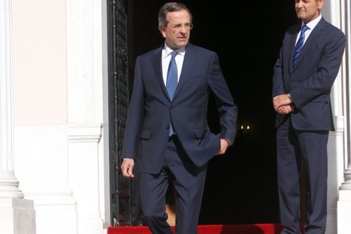 Spiegel: Για χάρη των τουριστών ο Πρωθυπουργός αναβάλλει τα μέτρα 