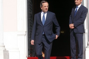 Spiegel: Για χάρη των τουριστών ο Πρωθυπουργός αναβάλλει τα μέτρα 