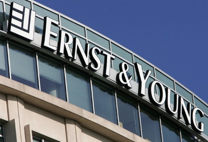 Ernst & Young: Σημαντικές αποκλίσεις μπορεί να τινάξουν στον αέρα το ελληνικό πρόγραμμα