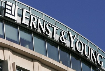 Ernst & Young: Σημαντικές αποκλίσεις μπορεί να τινάξουν στον αέρα το ελληνικό πρόγραμμα