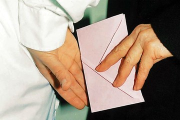 Ένας στους τέσσερις Έλληνες δίνει φακελάκι