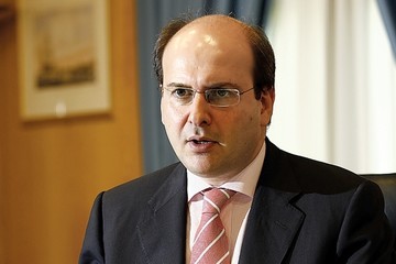 Ρίχνουν στην αγορά 2 δισ. ευρώ