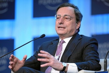 Ντράγκι: Βιώσιμο το ελληνικό χρέος για την ώρα