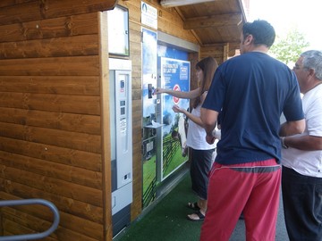 Πώς να αγοράστε φρέσκο γάλα με 0,9 ευρώ το λίτρο από τον... αυτόματο πωλητή