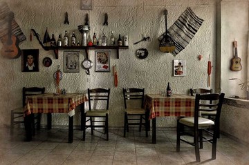 Καφενές στην παραλία πληρώνει 2730 ευρώ λιγότερες εισφορές από καφενέ στο βουνό