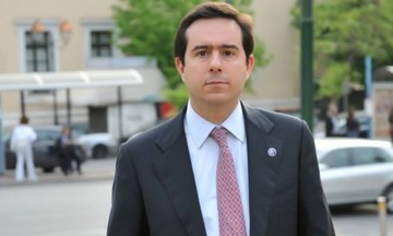 Ο Μηταράκης, οι κορεάτες ράφτες και το fast track στα χαρτιά