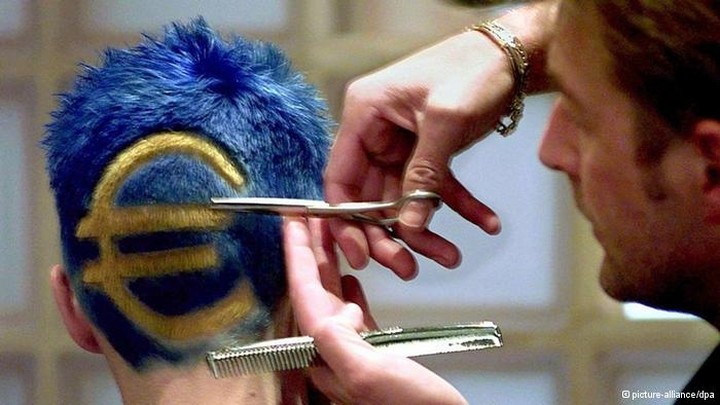 Ήρθε και το κούρεμα καταθέσεων (μάντεψε ποιος είναι ο κουρέας)