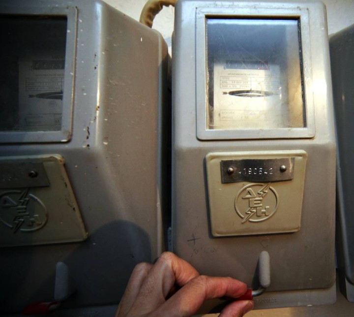 Ξεκίνησαν οι επανασυνδέσεις ρεύματος από τη ΔΕΗ