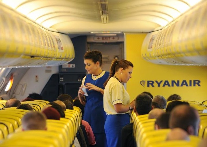 Απίστευτο: Ζητά 2.400 Ευρώ για αβέβαιη πρόσληψη η Ryanair!