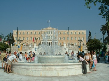 Ποιος εφοπλιστής ανακαινίζει την πλατεία Συντάγματος με λεφτά από την τσέπη του