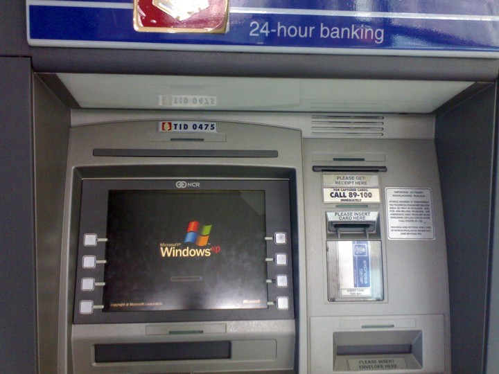 Απίστευτο: Πώς κλέβουν τα ATM μέσω SMS λόγω... windows