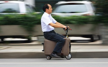 Τρίκυκλη... αποσκευή-σκούτερ για σύντομα ταξίδια