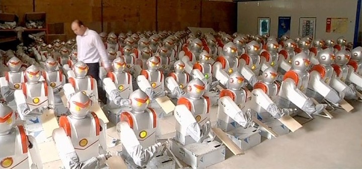 Δέκα χιλιάδες ρομπότ αντικαθιστούν άμεσα εργαζόμενους