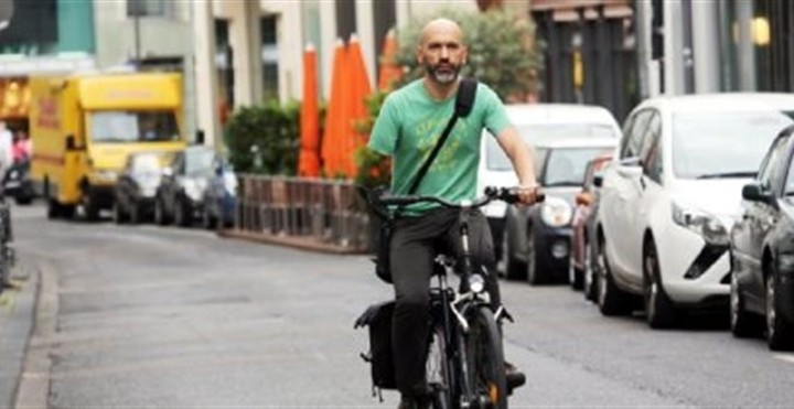 Πρόστιμο σε μονόχειρα ποδηλάτη γιατί δεν είχε φρένο στη μεριά που ...δεν είχε χέρι!