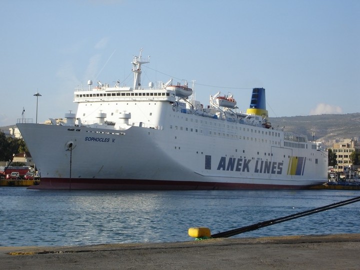 Η ΑΝΕΚ πούλησε τον "Σοφοκλή Β." και τα "Λευκά Ορη"