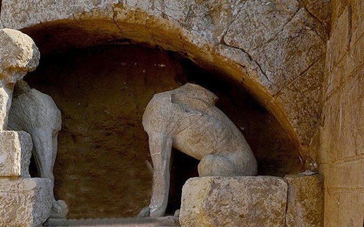 Μετατόπιση των λίθων από την είσοδο του τάφου στην Αμφίπολη
