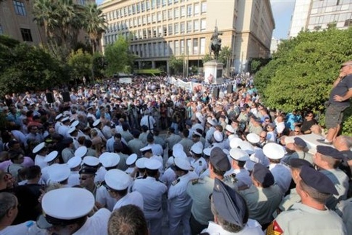 Εξώδικο ενστόλων στο ΥΠΟΙΚ για τις αποδοχές τους