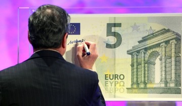 Πέντε ευρώ από τον κ. Ντράγκι σε κάθε Έλληνα δανειολήπτη