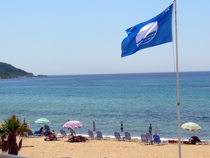 38 ελληνικές ακτές "αποχαιρετούν" την γαλάζια σημαία