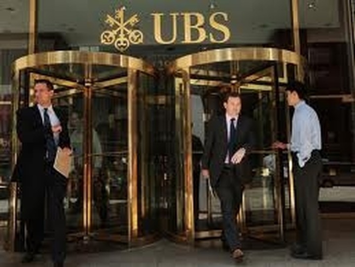 Η UBS ζητά πιστοποιητικά φορολογικής νομιμότητας για τις καταθέσεις των πελατών της