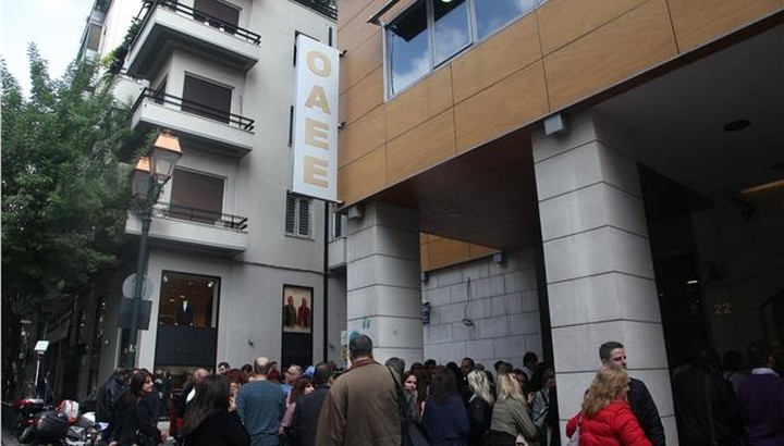 Δημοσκόπηση: Θα αποτύχει και η νέα ρύθμιση των 100 δόσεων στον ΟΑΕΕ