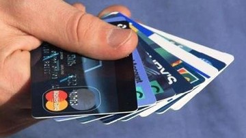Πρωτοφανές τραπεζικό σκάνδαλο με «δωρεάν» πιστωτικές κάρτες