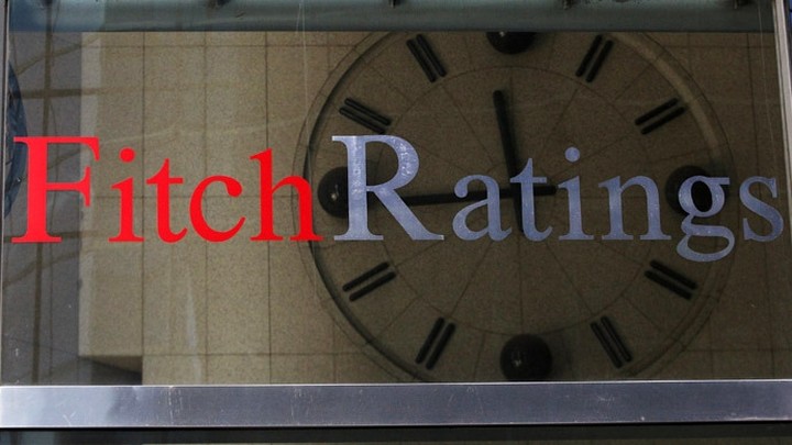 Fitch: Οι ελληνικές τράπεζες μπορούν να καλύψουν ενδεχόμενα ελλείμματα