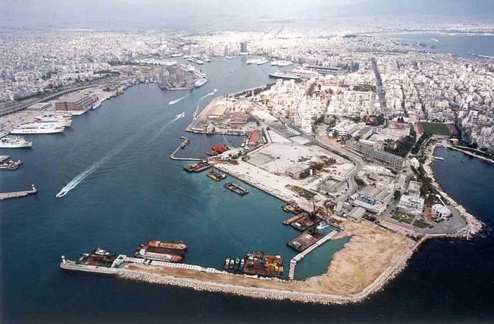 Μπαίνουν μπουλντόζες στο λιμάνι του Πειραιά