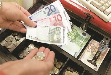 Μειώθηκαν οι χορηγήσεις δανείων σε επιχειρήσεις και νοικοκυριά