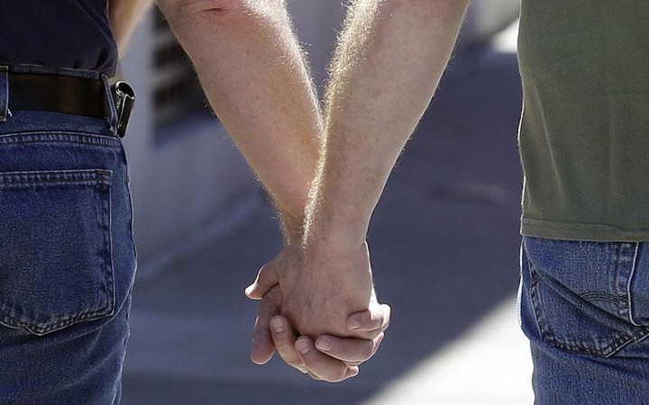 Συνήγορος του Πολίτη: Σύμφωνο συμβίωσης στα ομόφυλα ζευγάρια