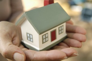 Την προστασία της πρώτης κατοικίας και το 2015 ζητούν 10 βουλευτές της ΝΔ