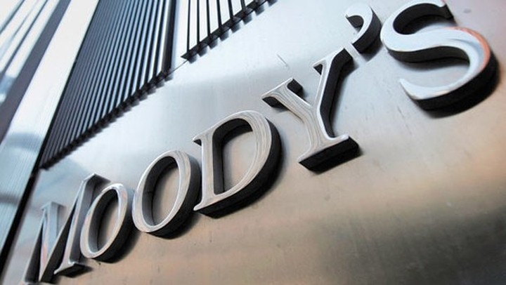 Τι σημαίνει η πρόταση Moody's για αύξηση «οροφής κινδύνου» στην Ελλάδα