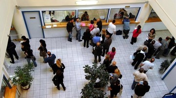 Θέλετε να ρυθμίσετε τα χρέη σας σε 100 δόσεις; Πώς δεν θα σας «φάει» τα λεφτά σας η …τράπεζα