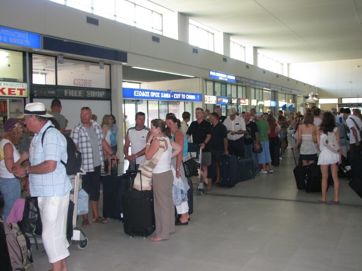 Η καταστροφή στον τουρισμό από την αύξηση του ΦΠΑ με αριθμούς και παραδείγματα