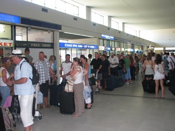 Η καταστροφή στον τουρισμό από την αύξηση του ΦΠΑ με αριθμούς και παραδείγματα