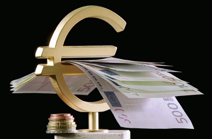 Σε χαμηλά 27 μηνών το ευρώ έναντι του δολαρίου