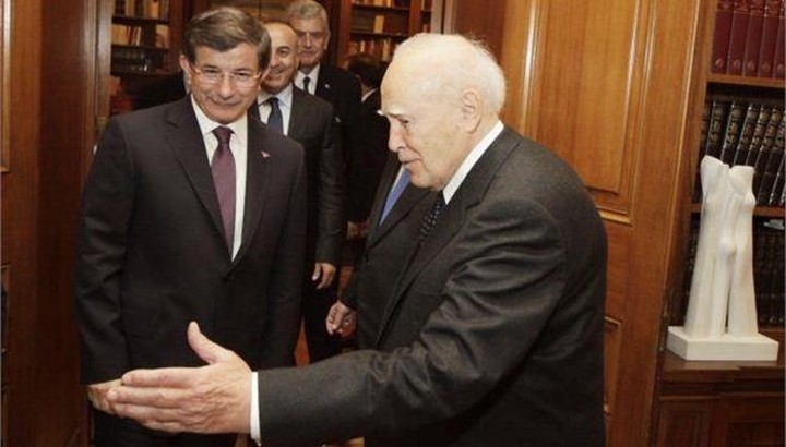 Σεβασμό ζήτησε ο Παπούλιας, ακολουθεί συνάντηση Σαμαρά-Νταβούτογλου