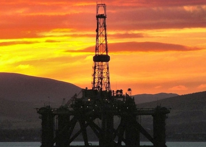 Η υψηλή φορολογία δεν αφήνει την τιμή του πετρελαίου να πέσει