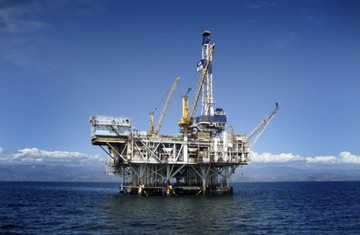 «Φεύγει» το 2014 με την τιμή του πετρελαίου να βρίσκεται στα χαμηλότερα επίπεδα από το 2008