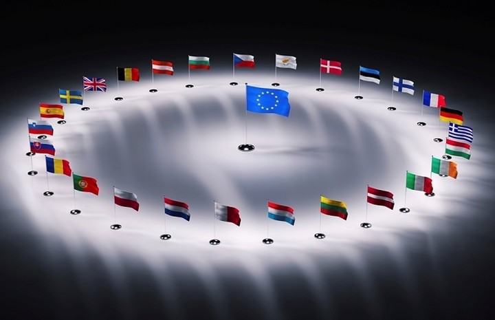Telegraph: Αργός θάνατος για την Ελλάδα η παραμονή της στην Ευρωζώνη