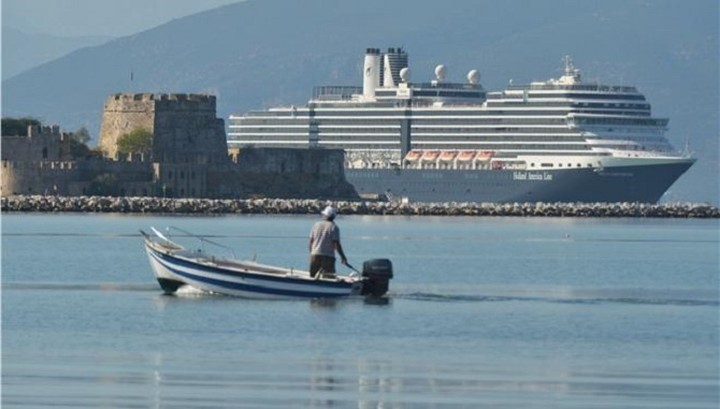 Μαύρα σύννεφα πάνω από τον κλάδο της κρουαζιέρας
