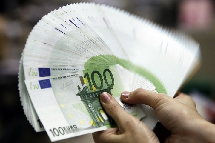 DW: Το ευρώ δεν κινδυνεύει από την Ελλάδα