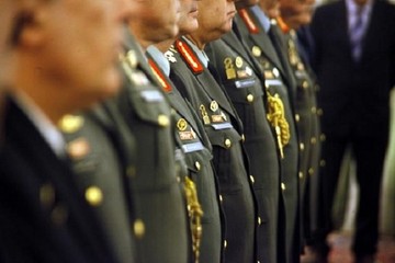 Φρένο στις μειώσεις των εφάπαξ των ένστολων